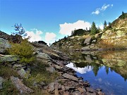 51 Il cielo, le bianche nuvole, i fianchi della montagna, le piante si specchiano nel Lago della paura